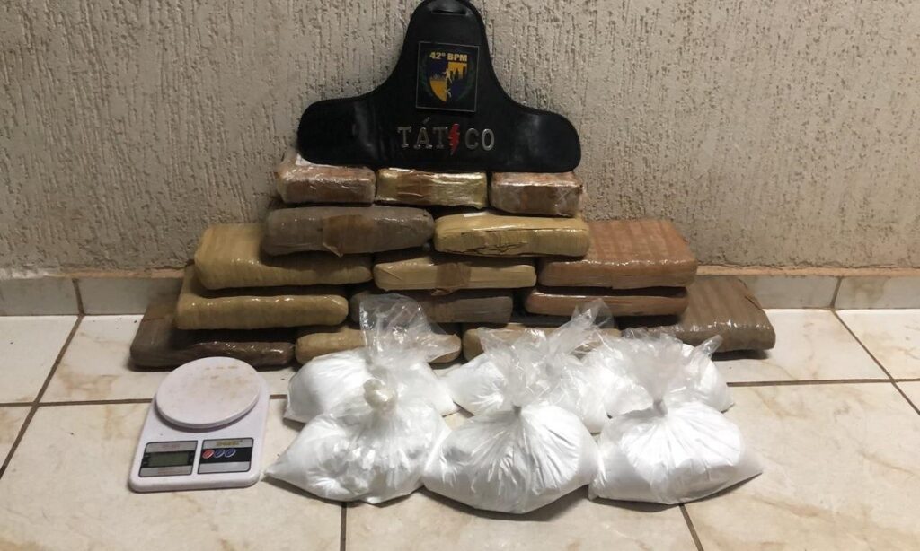 Suposto traficante é preso com 14 tabletes de maconha