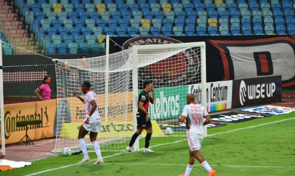 Internacional vence o Atlético Goianiense e abre vantagem na Copa do Brasil