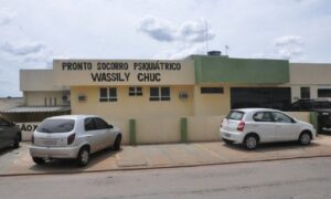 Rapaz pega arma de agente e atira dentro de clínica psiquiátrica