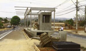 Obra do BRT vira local de descarte de lixo em Goiânia