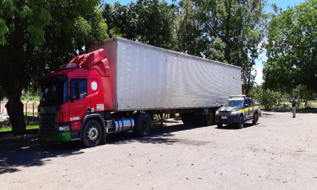 Semirreboque baixado no Detran é apreendido pela PRF ao buscar carga recuperada de roubo