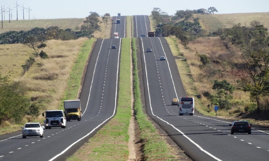 Governo libera funcionamento de borracharias e restaurantes em rodovias