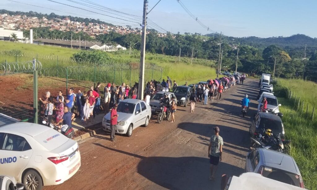 Multidão se forma desde a madrugada por liquidação de loja