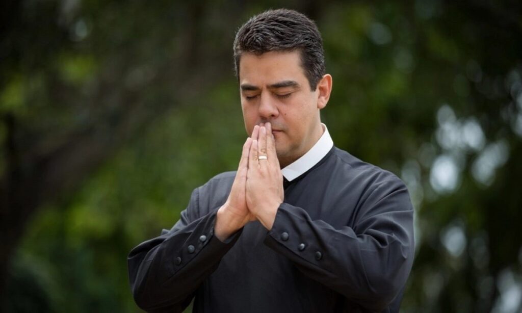 Padre Robson é suspeito de pagar policiais para destruir provas