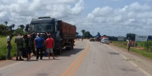 Idoso morre após se envolver em acidente entre moto e caminhão