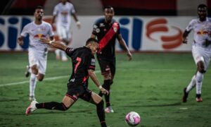 Atlético vira no fim e vence o RB Bragantino em Goiânia