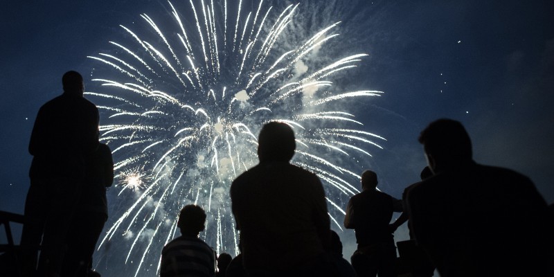 Fogos de artifícios estão proibidos em locais abertos e fechados