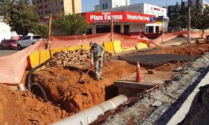 Prefeitura retoma obras da rede de drenagem na Goiás; confira os desvios