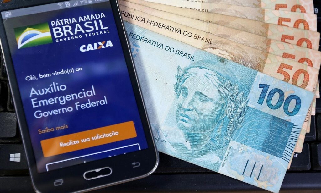 Auxílio emergencial chega a R$ 207