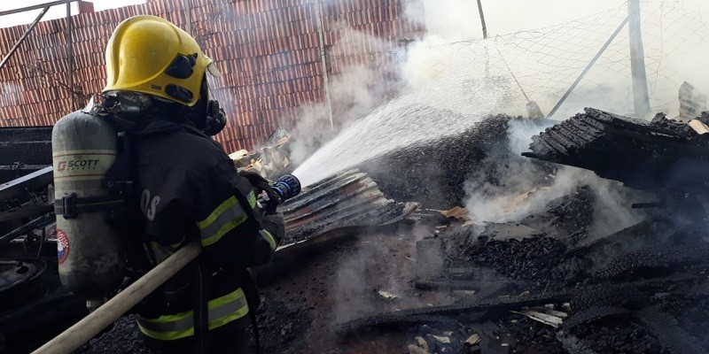 Carreta carregada com madeira pega fogo em Goiânia