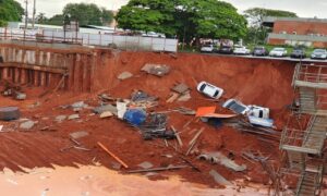 Cratera engole carros após forte chuva