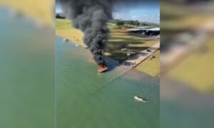 Lancha pega fogo e forma enorme nuvem de fumaça no Lago das Brisas