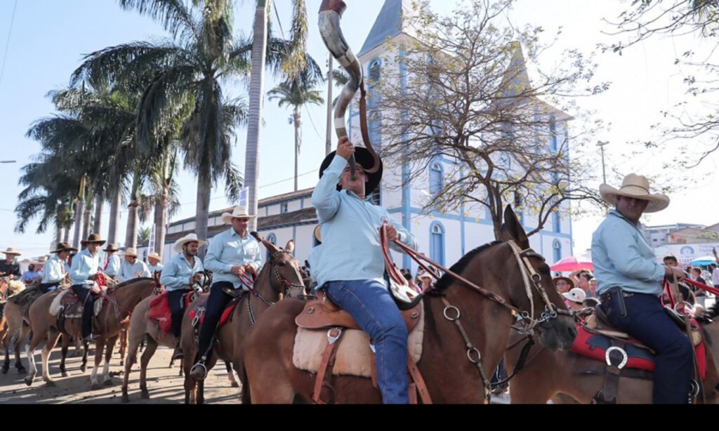 Desfile reúne cerca de 5 mil cavaleiros e muladeiros em Trindade