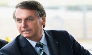 Bolsonaro faz procedimento para retirar lesões de pele