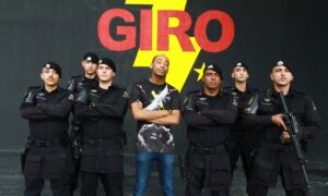 Policiais abraçam a solidariedade