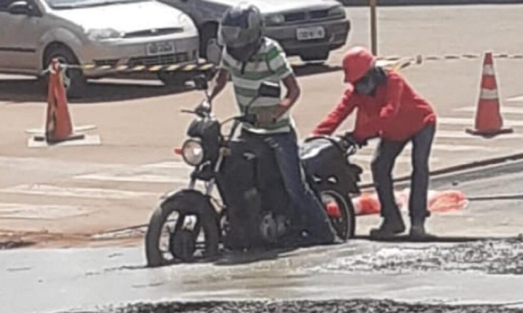 Motociclista fura bloqueio de obra e fica preso em concreto fresco em SP