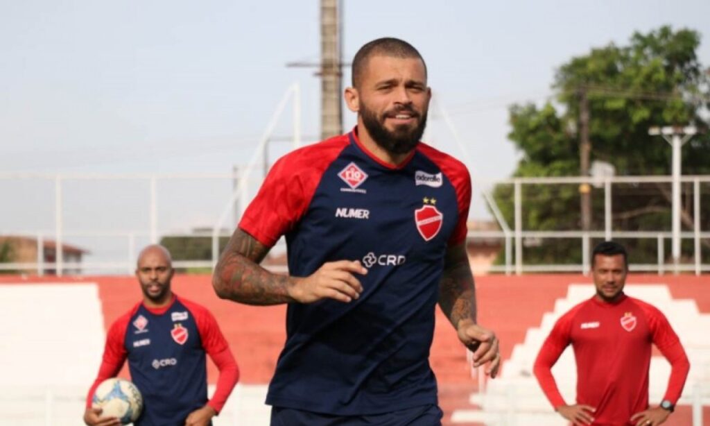 Edinho reconhece descuido da defesa em gol do Criciúma