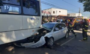 Mulher fica ferida em acidente envolvendo carro e ônibus em Goiânia