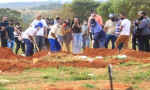 Corpo de Danilo Sousa é sepultado em Goiânia