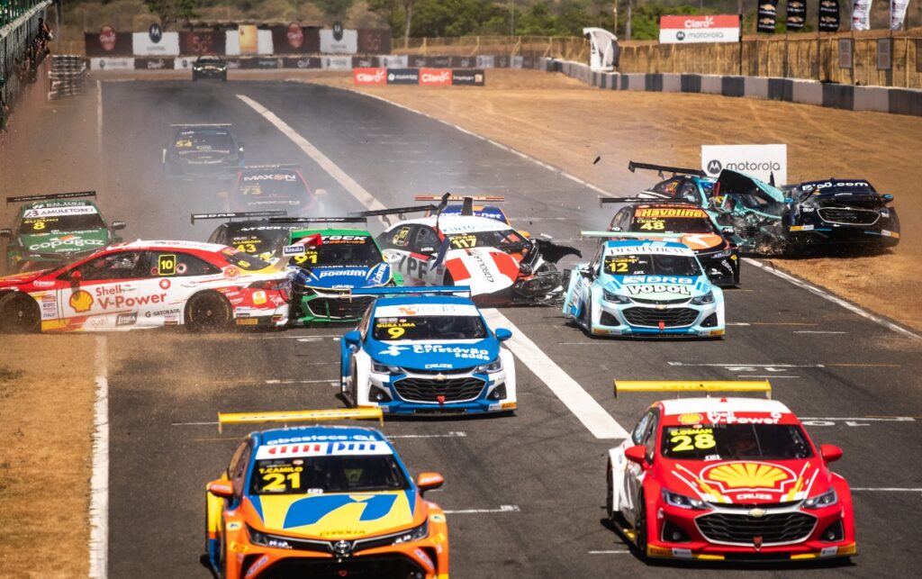 Barrichello e Ricardo Maurício vencem as primeiras etapas da Stock Car em Goiânia que foi marcada por acidente