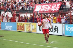 Gastón tem fratura no pé e desfalca Vila Nova cerca de dois meses