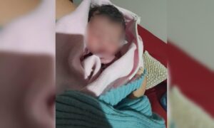 Bebê abandonado em calçada deixa hospital com nova família