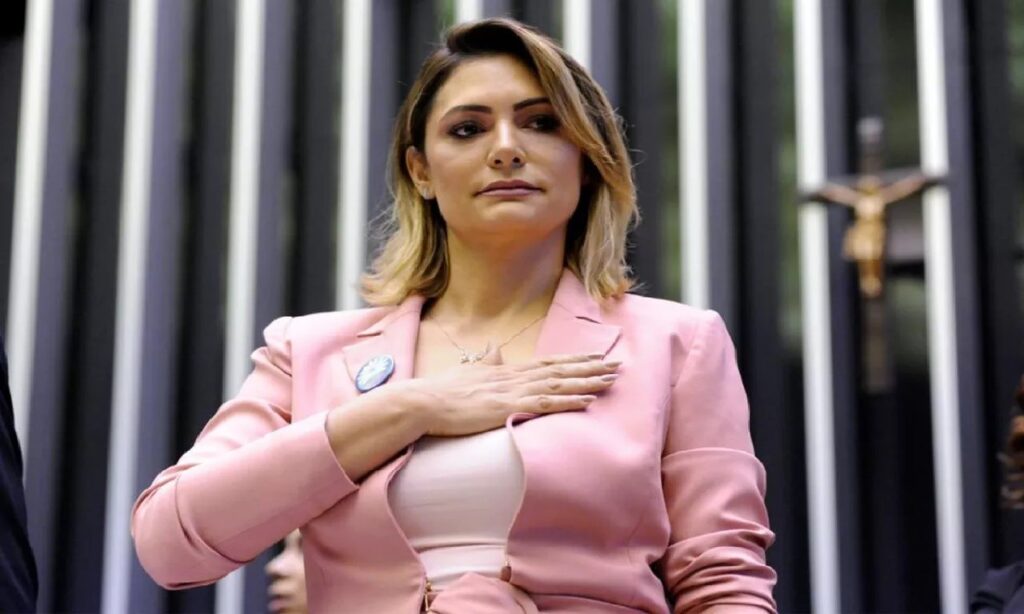 Michelle Bolsonaro recebe alta de hospital