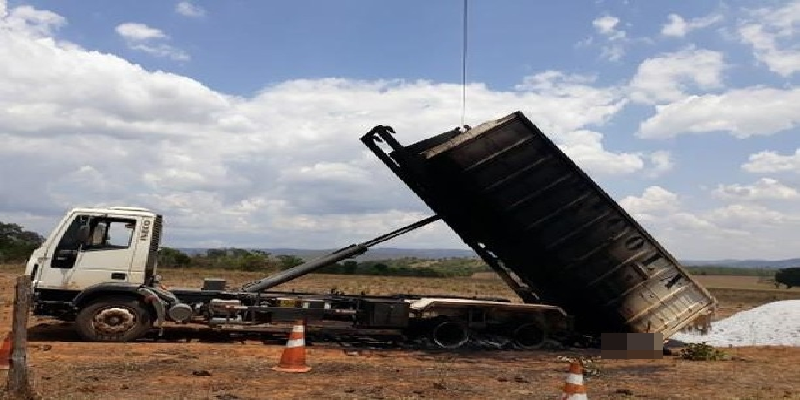 Caminhoneiro morre atingido por fio elétrico