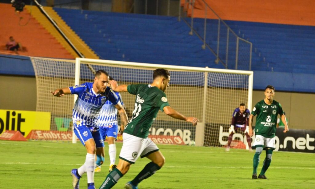 Goiás vence lanterna Avaí e fica à quatro pontos do G6