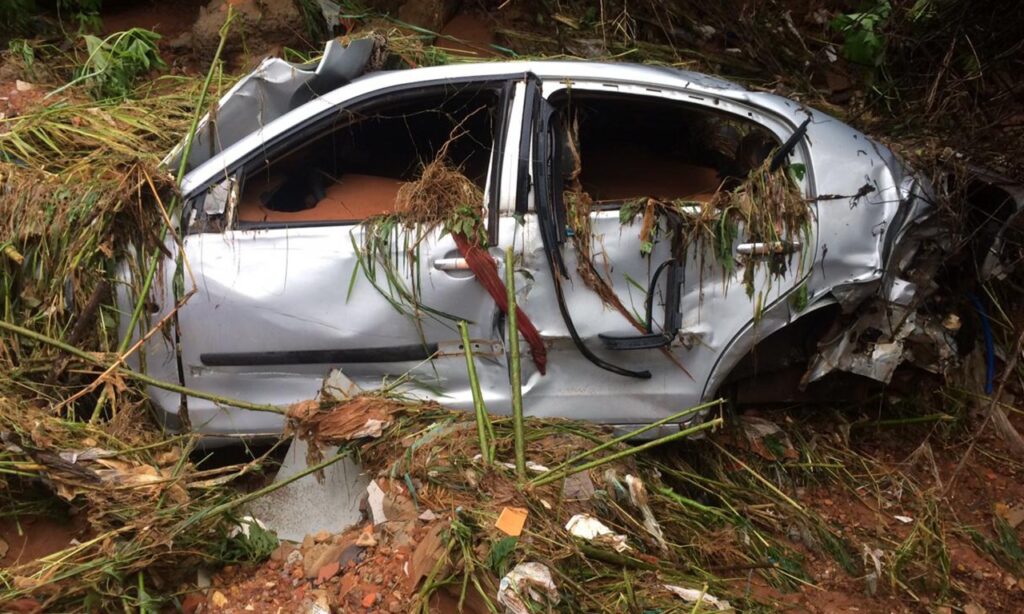 Corpo é encontrado após carro ser levado pela enxurrada em Luziânia