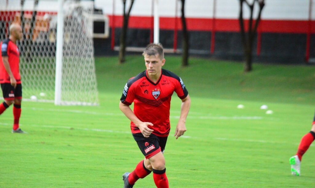 João Pedro deixa o Atlético Goianiense após dois jogos