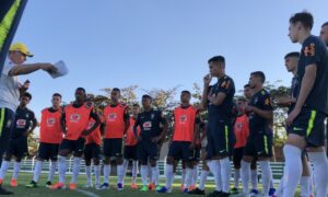 Técnico Guilherme Dalla Déa ajusta seleção sub-17 antes de amistoso