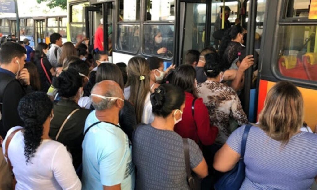 Lockdown não evita aglomerações nos ônibus em Goiânia