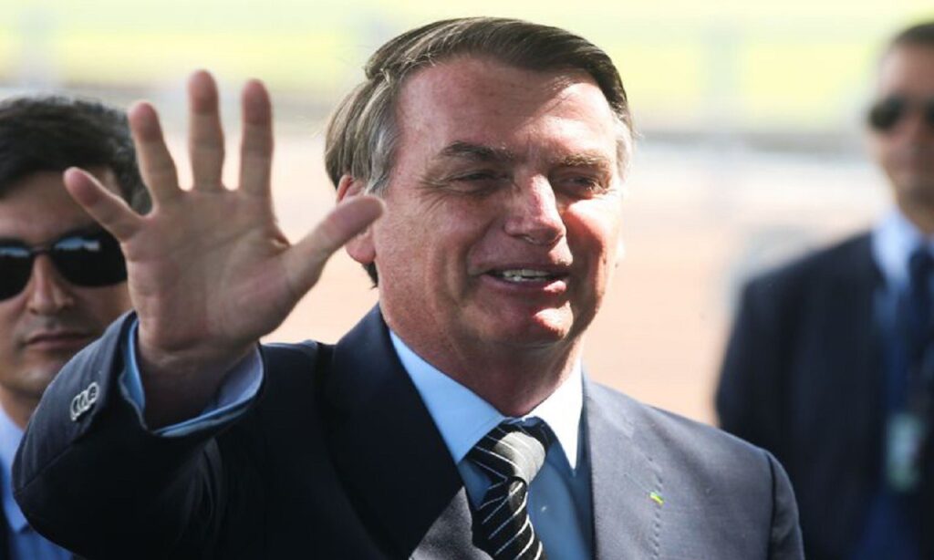 Bolsonaro diz que vai analisar reforma administrativa nesta terça (18)