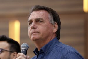 Bolsonaro afirma que culpa do preço da gasolina “também é do 9 dedos”