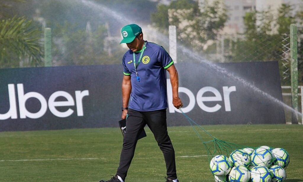 Goiás enfrenta o Timão em jogo atrasado