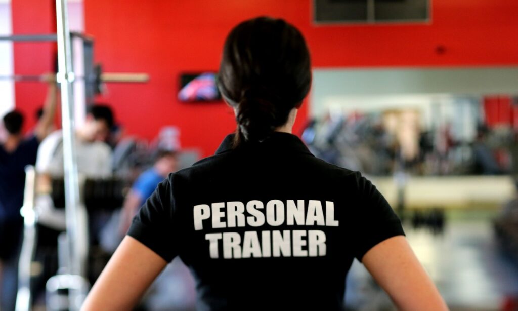 Lei quer proibir academias de cobrar taxa de entrada de personal trainer