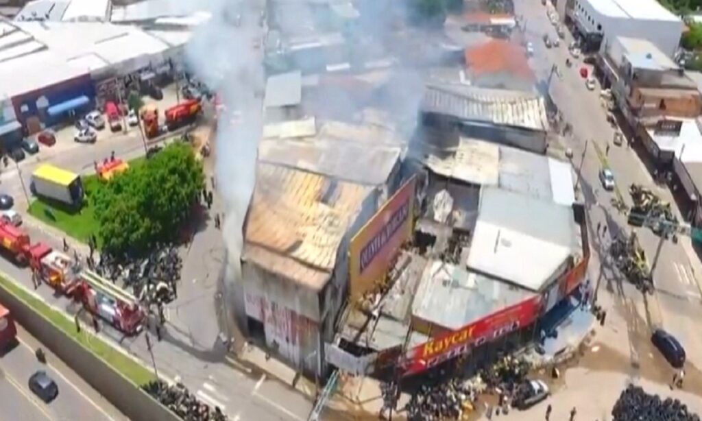 Incêndio atinge cerca de 30 lojas com materiais inflamáveis em Goiânia