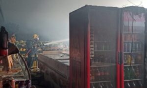 Bombeiros combatem incêndio em supermercado de Mineiros