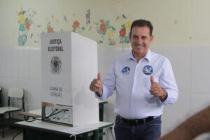 Vanderlan Cardoso vota em Goiânia e comenta liderança ao Senado