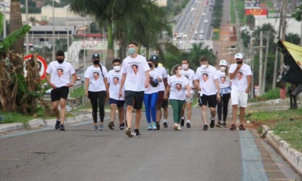 Apoiadores de Maguito Vilela (MDB) caminham até Trindade em oração pela saúde do emedebista