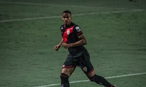 Marlon Freitas foca na partida contra o Internacional e espera rival ofensivo em Porto Alegre