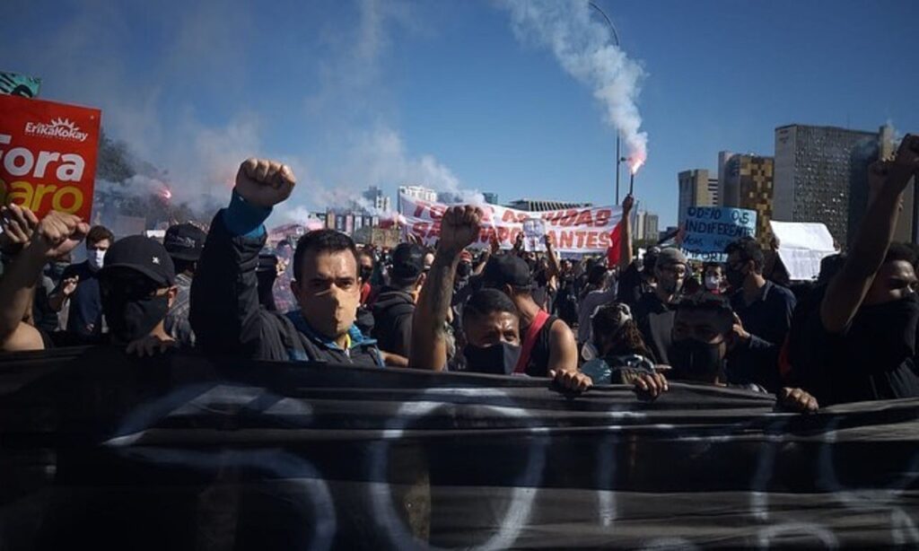 Manifestações contrárias e favoráveis a Bolsonaro tomam Brasília