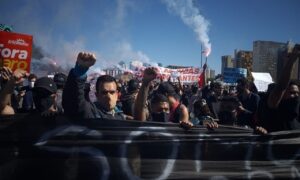 Manifestações contrárias e favoráveis a Bolsonaro tomam Brasília