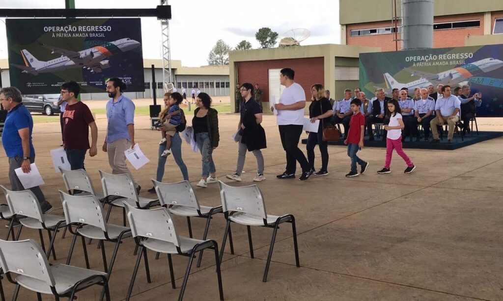 Grupo deixa a quarentena na Base Aérea de Anápolis após 14 dias