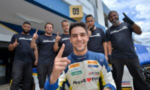 Matheus Iorio crava a pole na Stock Light