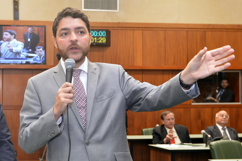 Deputado propõe fim de slogans utilizadas em administrações públicas