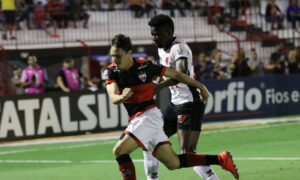 Atlético Goianiense vence Oeste em casa e segue na cola do líder