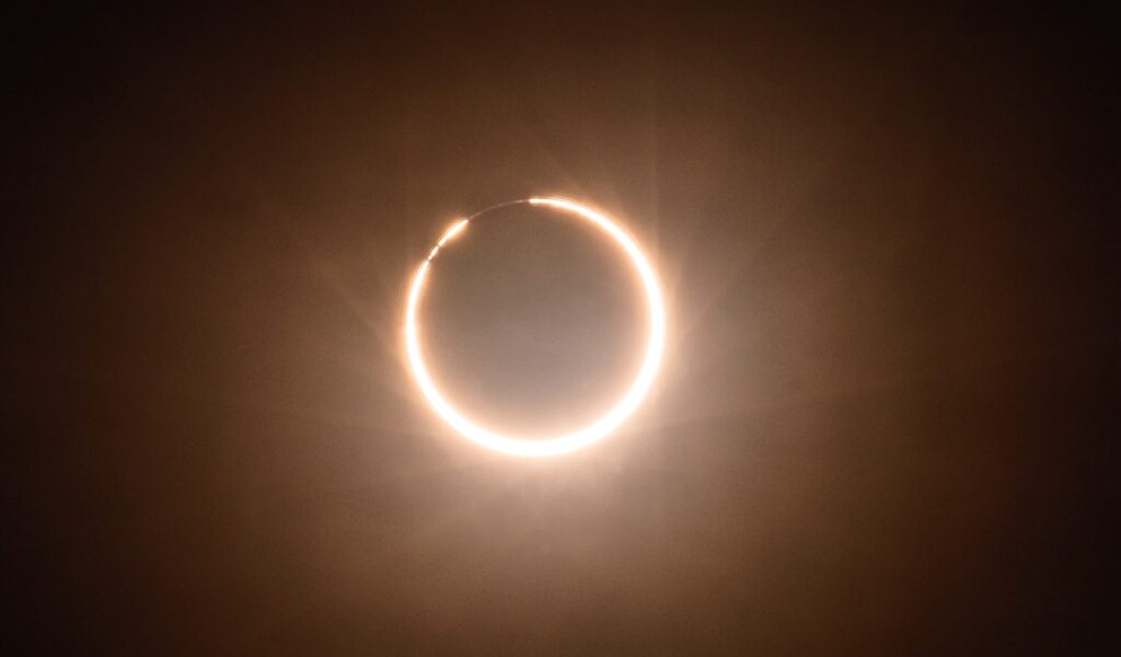 Eclipse anular acontecerá nesta quinta-feira (10) e será transmitido pela internet