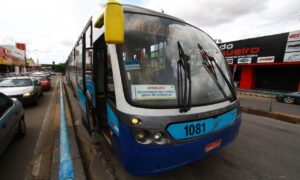 Pneu de ônibus do Eixo Anhanguera se solta e acerta plataforma